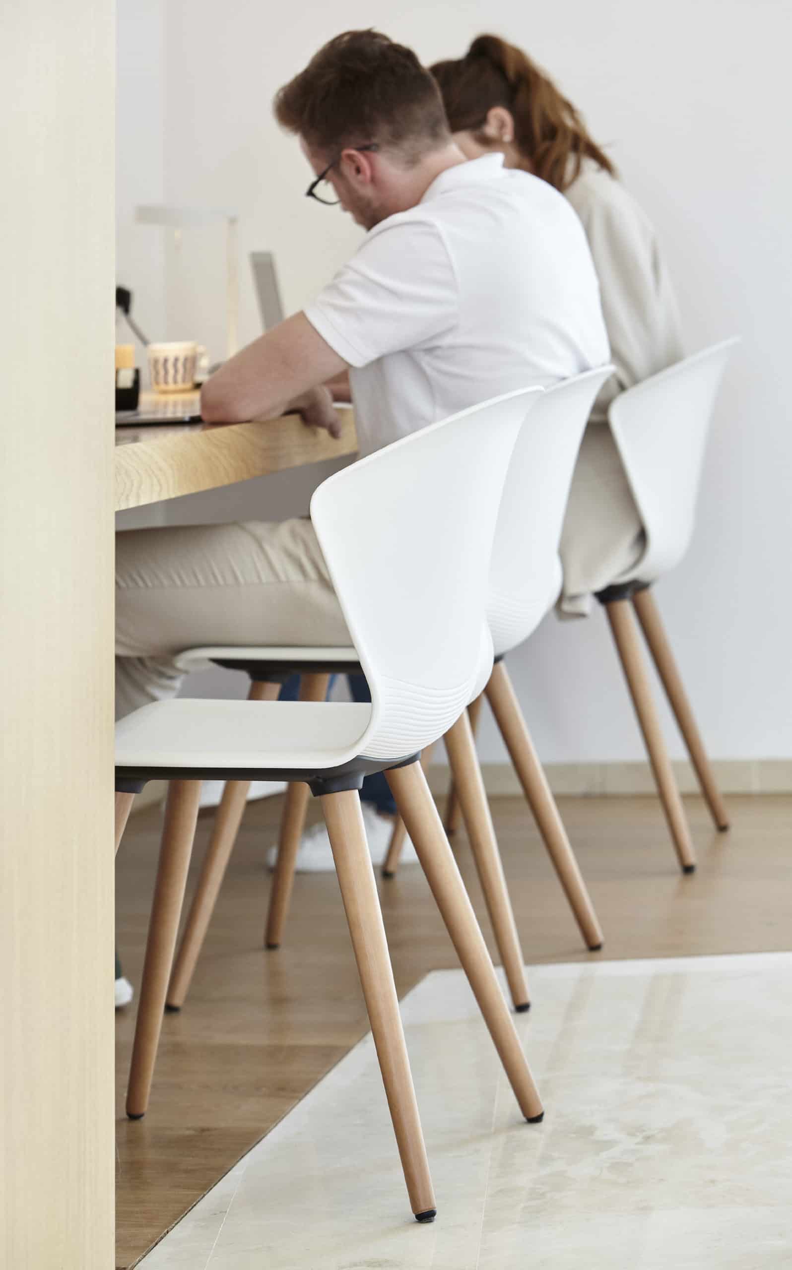 Silla con patas de madera Whass Silla WHASS de ACTIU