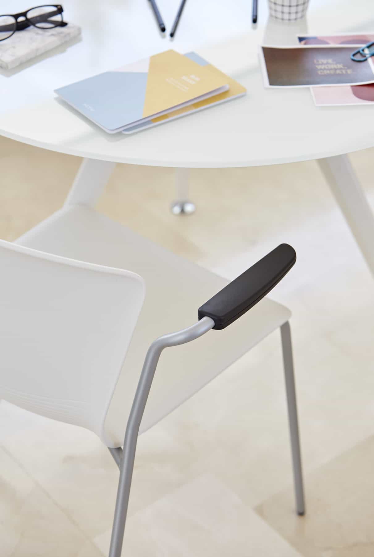 Silla con brazos apilable de ACTIU Silla WHASS de ACTIU